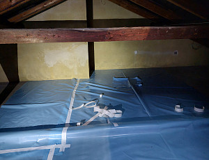 Zateplení stropu stávajícího rodinného domu foukanou izolací